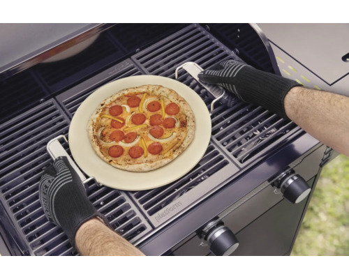 Pizza pe piatră pentru pizza este pregătită pe grătar cu mănuși de grătar.