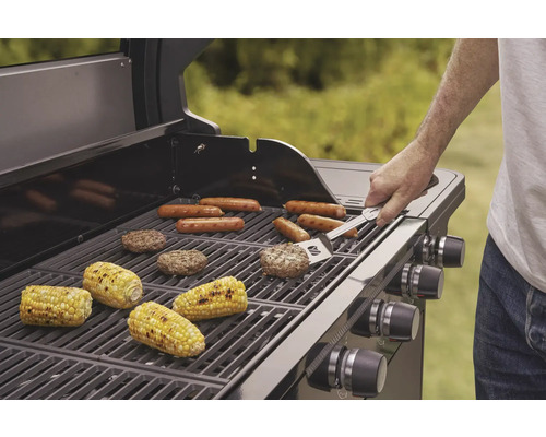Grătar pe gaz cu cârnați, știuleți de porumb și burgeri pe grătar