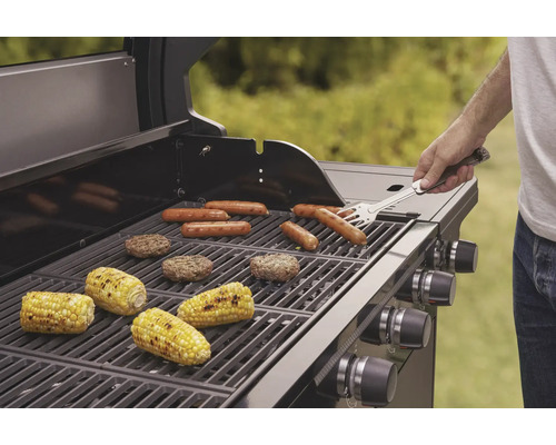 Grătar cu cârnați, hamburgeri și știuleți de porumb pe grătar