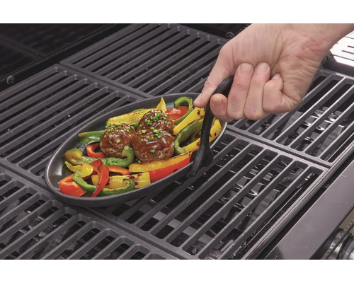 Grătar cu farfurie cu chifteluțe și legume și clește pentru grătar