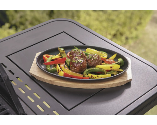 Chiftele cu ardei și dovlecei pe un platou de servire pe un grătar