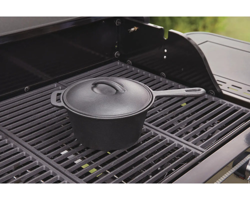 Oală din fontă cu capac pe un grătar