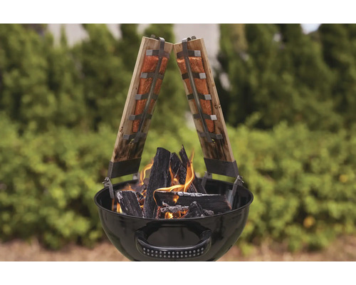 Somon pe scândură de lemn deasupra grătarului cu cărbune