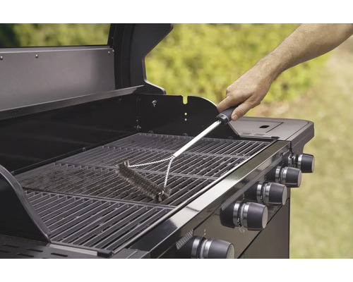 O perie de grătar este folosită pentru a curăța un grătar.