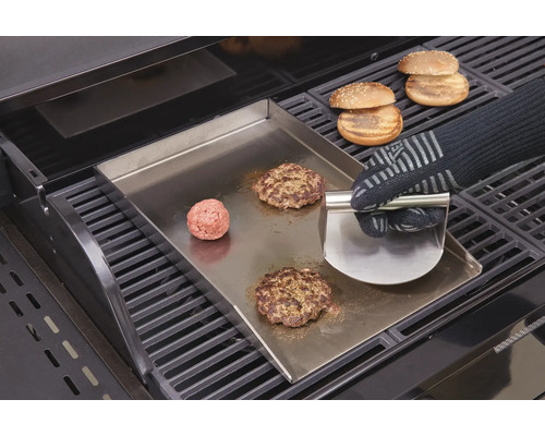 Prepararea burgerilor pe plită cu spatulă și chifle pentru burgeri