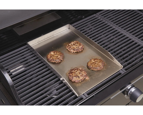 Grătar cu placă de grătar și patru hamburgeri.