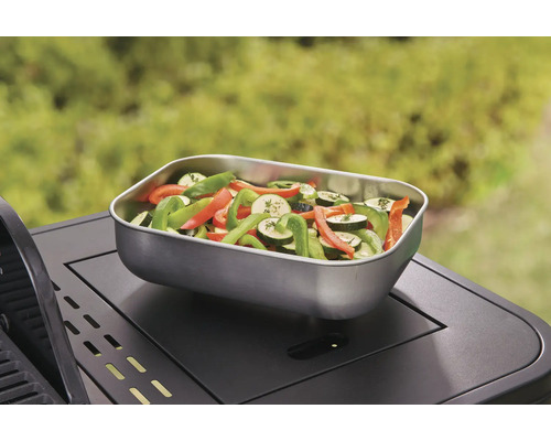 Legume într-o tavă pentru grătar pe un grătar