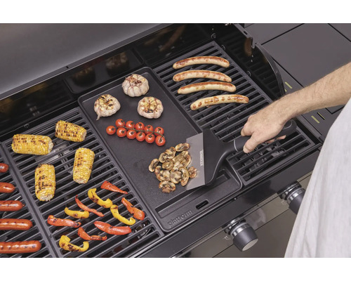 Grătar cu cârnați, legume și placă de grătar