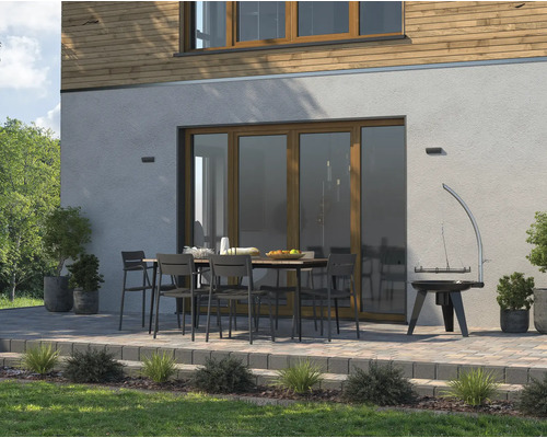 Exterior cu terasă, masă de grădină, scaune și grătar