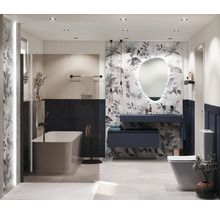 Baie luminoasă cu cadă, chiuvetă, oglindă și toaletă cu design modern.