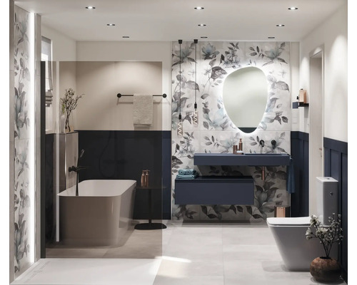 Baie luminoasă cu cadă, chiuvetă, oglindă și toaletă cu design modern.