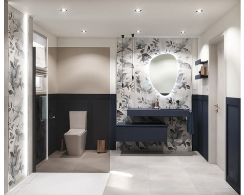 Baie modernă cu toaletă, dulap de lavoar, oglindă și decor cu gresie florală