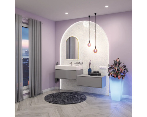 Baie modernă cu dulap sub lavoar, oglindă, iluminat și elemente decorative pentru o atmosferă elegantă