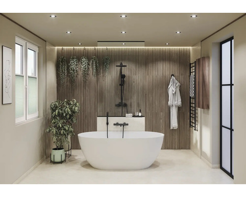 Baie modernă cu cadă freestanding, perete de lemn și plante