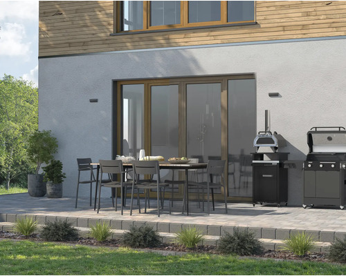 Terasa cu masă de sufragerie, scaune, cuptor de pizza și grătar