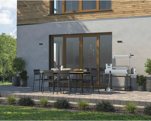 Exterior cu masă de sufragerie, scaune și grătar în fața unei case