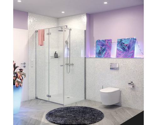 Baie modernă cu cabină de duș, toaletă și covor rotund