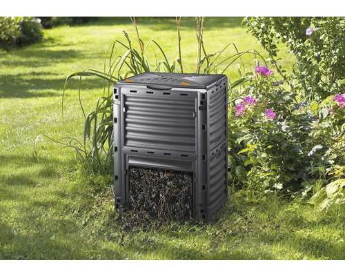 Compostor din plastic în grădină cu suprafață verde