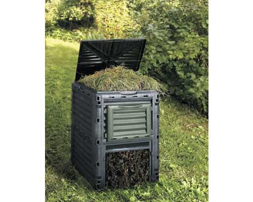 Compstor cu capac deschis în grădină