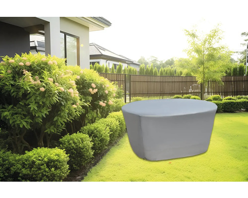 Husă pentru mobilă de grădină pe gazon în fața casei