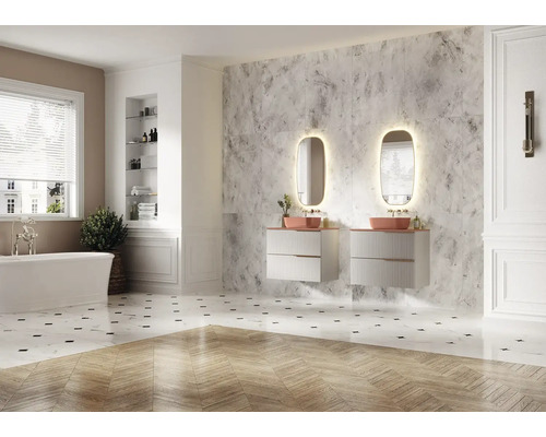 Baie luminoasă cu două chiuvete, oglinzi cu iluminare, cadă și podea cu gresie.