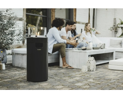 Scenă cu un încălzitor pe gaz Enders în exterior, înconjurat de un grup de persoane pe o terasă