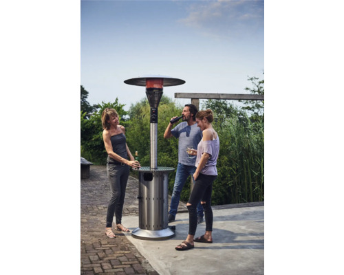 Scenă de terasă cu încălzitor de terasă și trei persoane afară