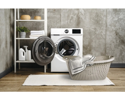 Spălătorie cu mașină de spălat, coș de rufe și raft