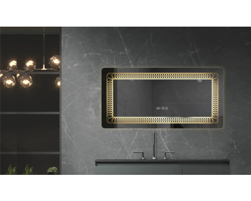 Oglindă dreptunghiulară iluminată cu ceas deasupra unei chiuvete în baie.