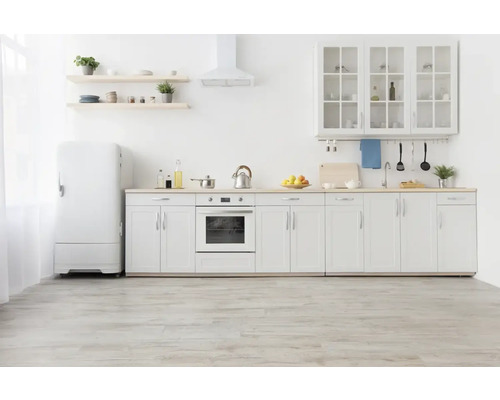 Bucătărie luminoasă cu dulapuri de bucătărie, rafturi, hotă de aragaz și frigider retro