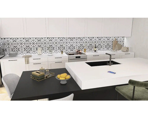 Bucătărie modernă cu dulapuri albe, model de faianță și insulă de gătit.