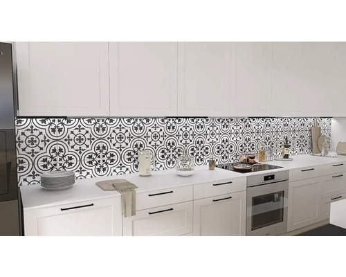 Scenă de bucătărie cu dulapuri albe și plăci decorative