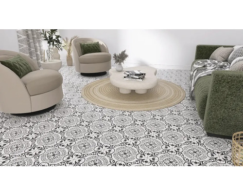 Living cu gresie cu design retro alb-negru, fotolii, canapea și masă