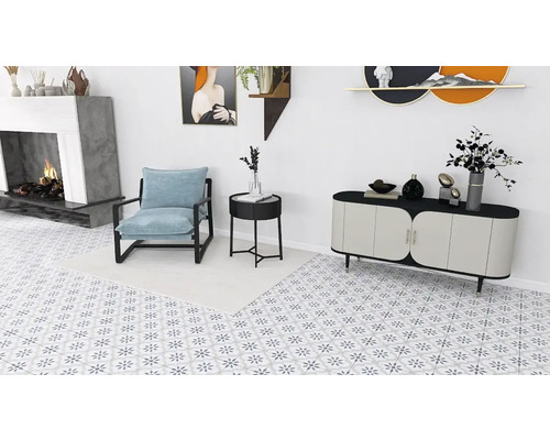 Living luminos cu fotoliu, comodă și șemineu