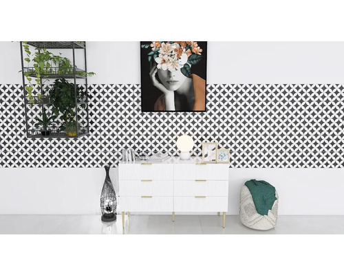 Cameră luminoasă cu comodă, decorațiuni și plăci geometrice