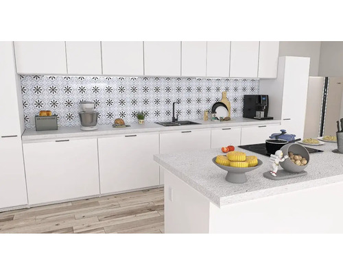 Bucătărie luminoasă cu dulapuri și aparate albe