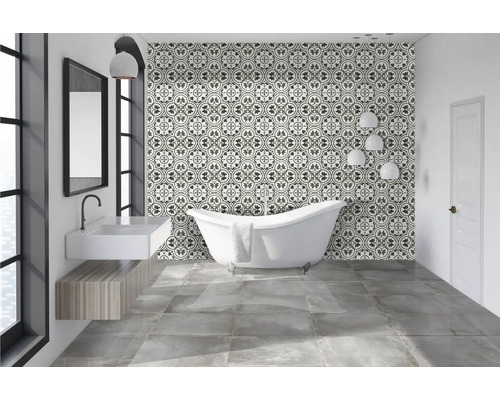 Baie cu cadă independentă, chiuvetă și faianță cu model