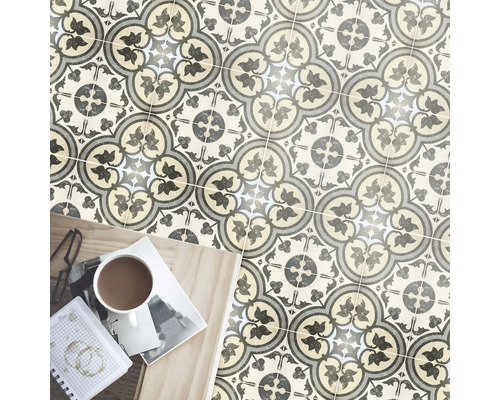 Model de gresie montată cu decor floral și obiecte de uz casnic pe o masă de lemn