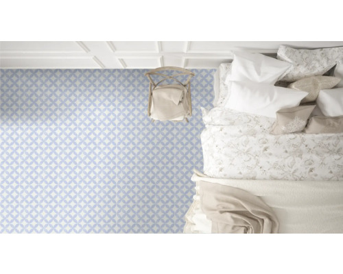 Cameră cu podea de vinil cu model, pat și scaun