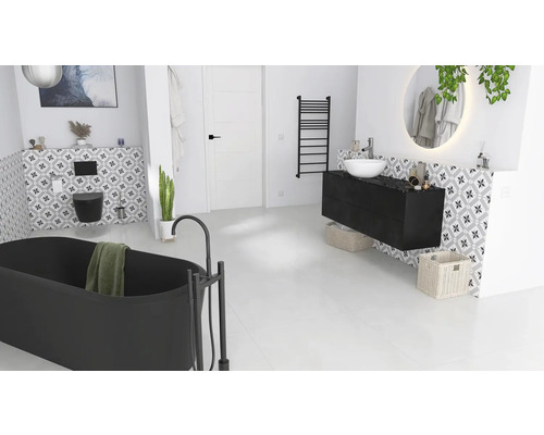 Baie modernă cu cadă independentă, chiuvetă și oglindă