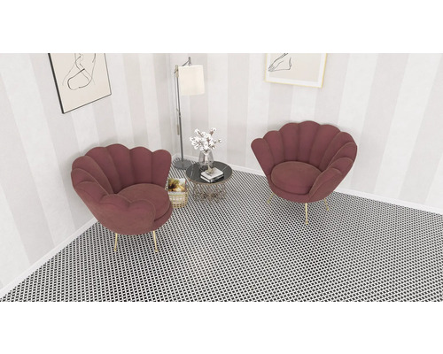 Două fotolii în formă de scoică într-o cameră lângă o măsuță laterală.