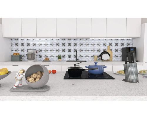 Bucătărie luminoasă cu ustensile de bucătărie, veselă și obiecte decorative pe blatul de lucru.