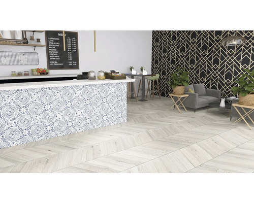 Cafenea cu pardoseală cu aspect de lemn, tejghea placată cu model, zonă de relaxare și meniu de băuturi