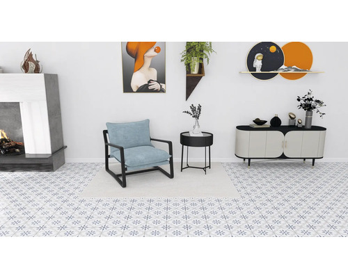 Cameră de zi cu șemineu, fotoliu, măsuță laterală și comodă