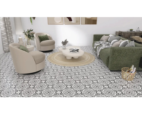 Cameră de zi cu locuri de ședere, măsuță de cafea, covor și gresie cu design clasic.