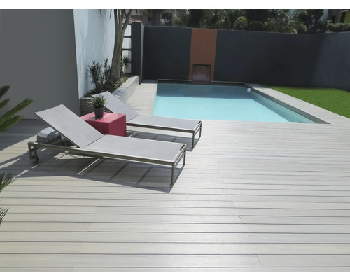 Terasa cu piscină, două șezlonguri și o masă mică
