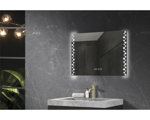 Baie cu oglindă iluminată, chiuvetă și robinet