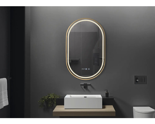 Baie cu oglindă alungită cu iluminare cu LED deasupra unei chiuvete