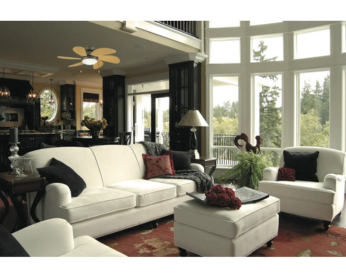 Living luminos cu canapea, fotoliu, otomană și fereastră mare