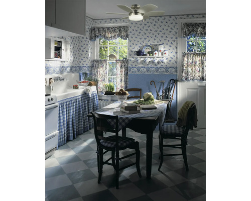 Scenă de bucătărie cu masă, scaune, ventilator de tavan și decor floral